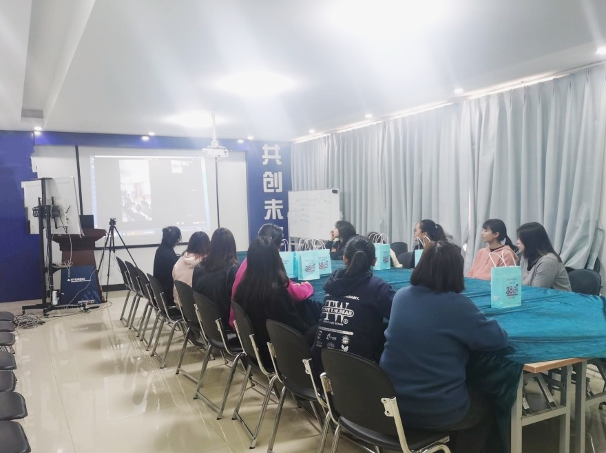 知禮儀 塑形象 打造職業(yè)女性新標(biāo)桿