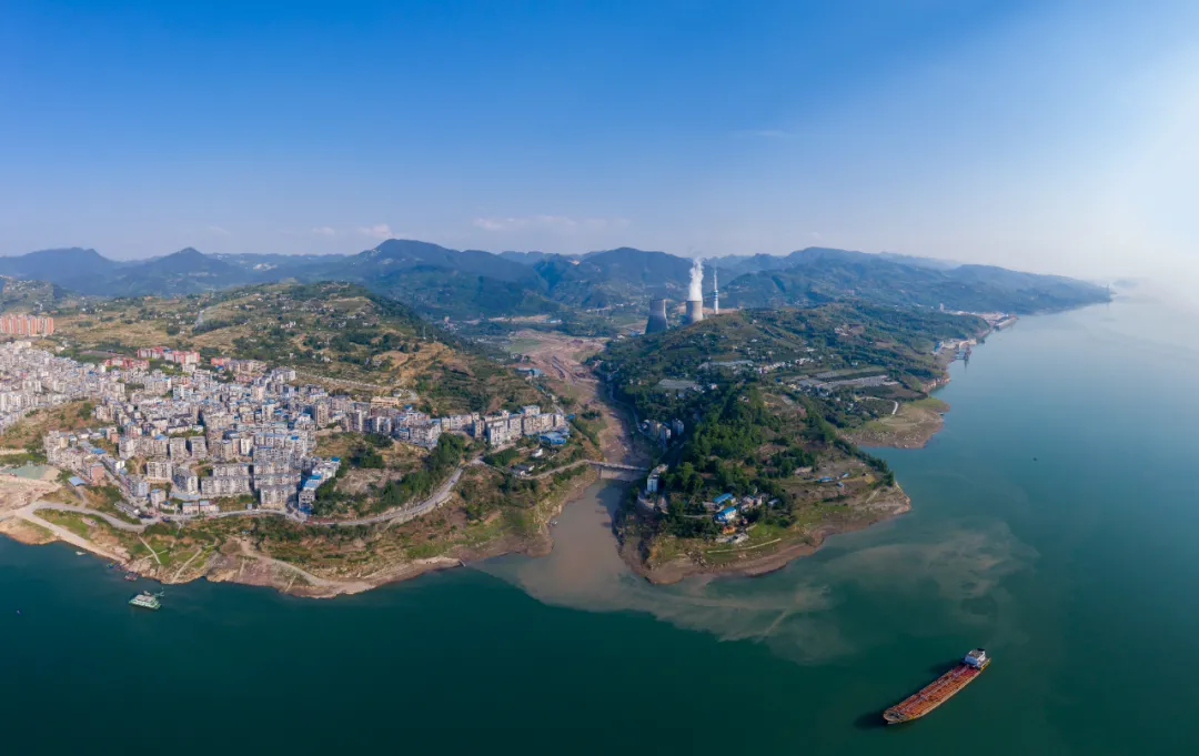 通江達(dá)海！徐工挖機(jī)助力萬州現(xiàn)代物流樞紐港建設(shè)