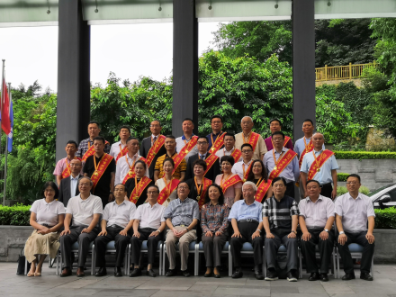 周波董事長(zhǎng)獲優(yōu)秀企業(yè)家榮譽(yù)稱號(hào)簡(jiǎn)報(bào)